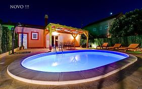 Holiday Home Orange With Heated Pool And Parking